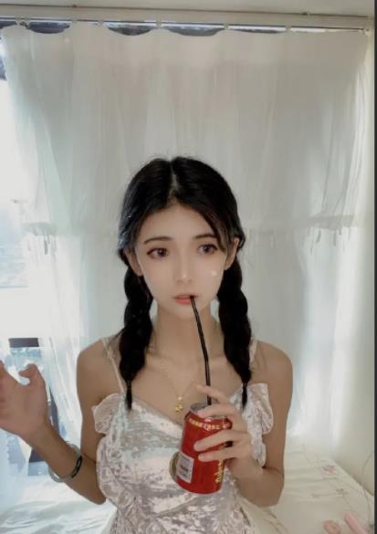 斗鱼人气王《狗头妹子》口罩变装