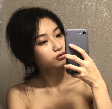 《宝岛情侣泄密》清纯的邻家小妹被渣男骗的团团转