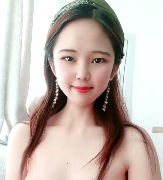 漂亮女孩炫耀商品给你看+