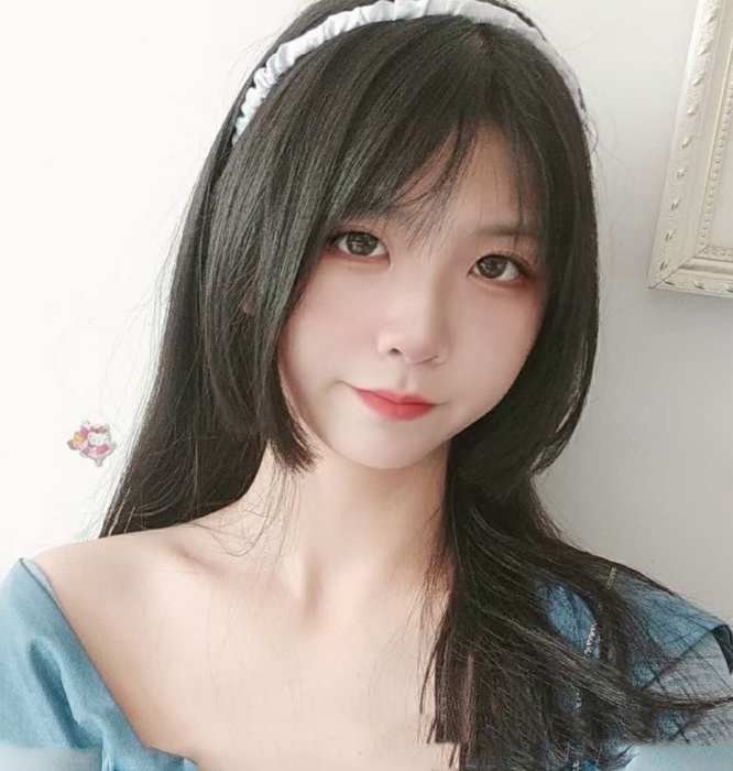 p站up主<酸果儿>竟然在公共场合漏出到处跑