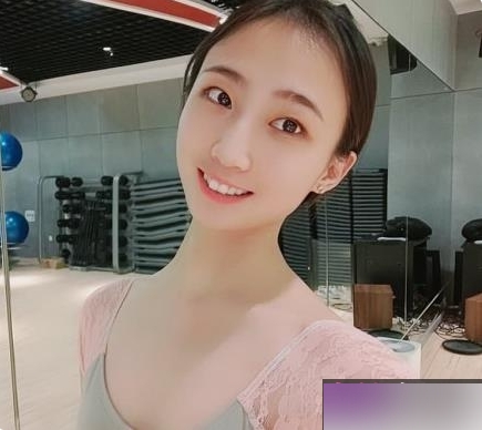 极品美艳瑜伽老师（林依婷）与男学员吃瓜视频曝光，引发强烈争议【637MB】