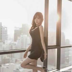 网红夏花花的私房尺度照片曝光，展现了她美少女学生服装下的精彩表演，带来了温暖和快乐。