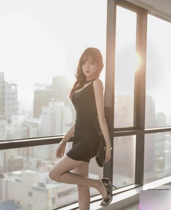 网红夏花花的私房尺度照片曝光，展现了她美少女学生服装下的精彩表演，带来了温暖和快乐。