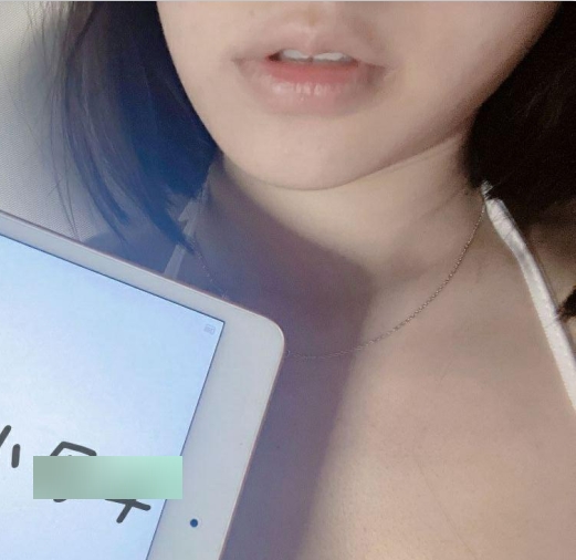 超爆私拍：校花绮珂珂天然圆润大罩杯私拍照片