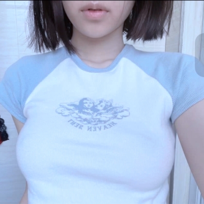 超爆私拍：校花绮珂珂天然圆润大罩杯私拍照片