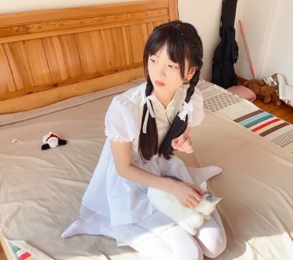 稚乖画册-夜夜嬉戏-80D白丝美腿-百度盘