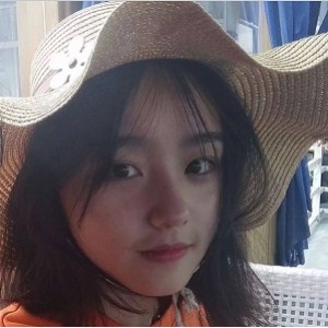 超级漂亮的校花和女同学在聚会上微醺后发生了嘴艺，最后性怼脸上。