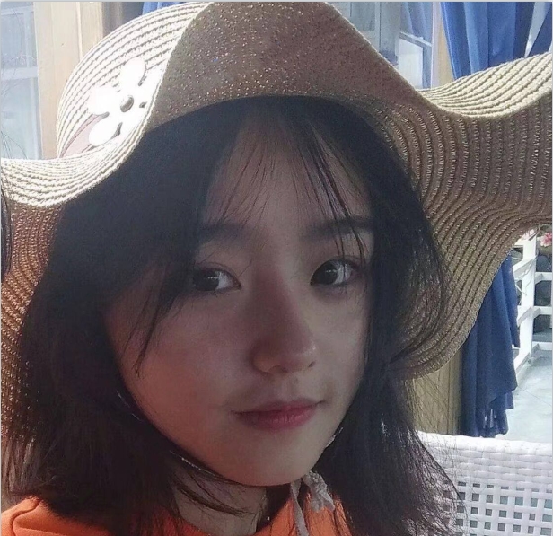 超级漂亮的校花和女同学在聚会上微醺后发生了嘴艺，最后性怼脸上。