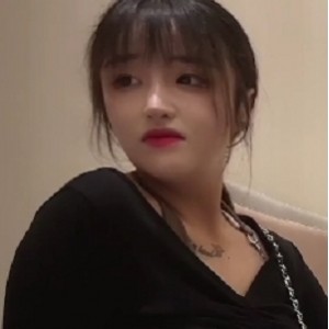 性感丰满的妻子，肌肤白皙水润，散发出成熟魅力，xing yu强烈