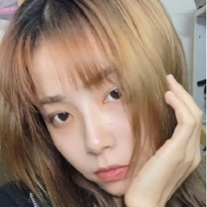 美女特写：诱惑的口腔、舌头和牙齿