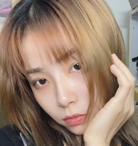 美女特写：诱惑的口腔、舌头和牙齿