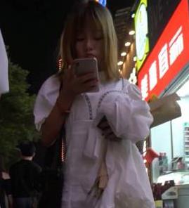 旗袍美女近距离观看的小嘴变化