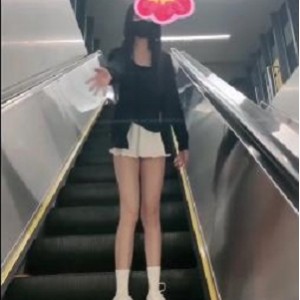 完美身材的超A级嫩妹Luna000，适合室外拍摄的多场景商品