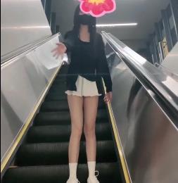 完美身材的超A级嫩妹Luna000，适合室外拍摄的多场景商品