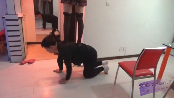 学生装踩踏14分钟视频，画质1280*720，MP4格式