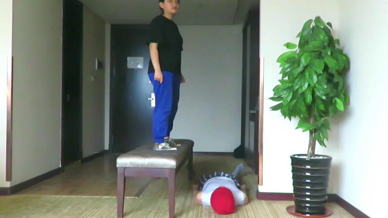 高清院校合作7小主：长凳蹦跳踩踏肋骨损伤