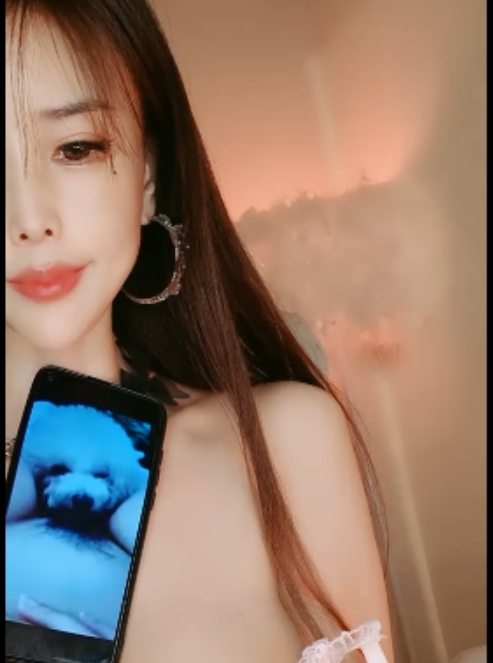 2022最新自录视频：半糖主播依宝水蜜桃漂亮馒头球舞，6.77GB超长10小时！