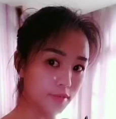 丰富奶水的少妇为小孩挤出充足的乳汁，肆意飚馒头
