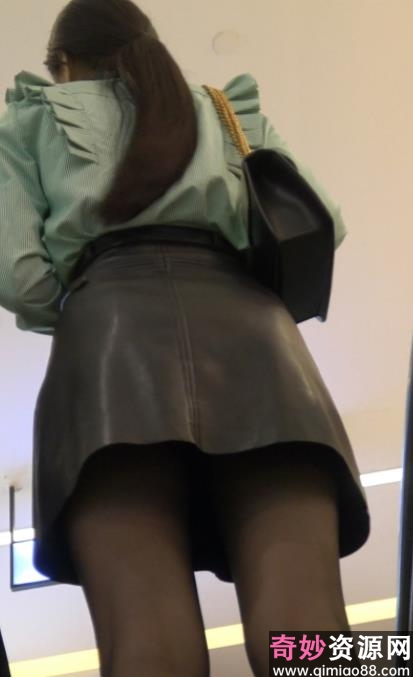 美女穿着短裙的街拍照片