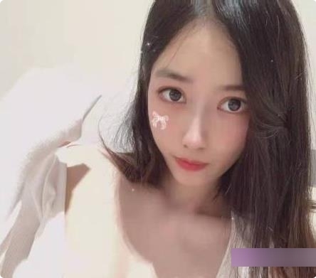 火辣辣的易直播学姐穿着性感的bao鱼色衣服，吸引了我的目光