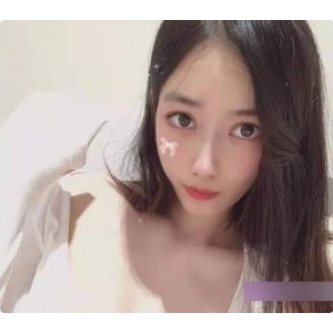火辣辣的易直播学姐穿着性感的bao鱼色衣服，吸引了我的目光