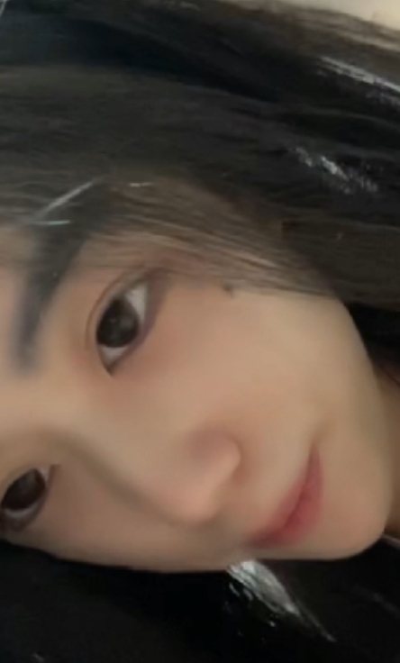 抖音甜美女大学生欣梦然6v4.9g，收藏百度，迷人笑容引人关注