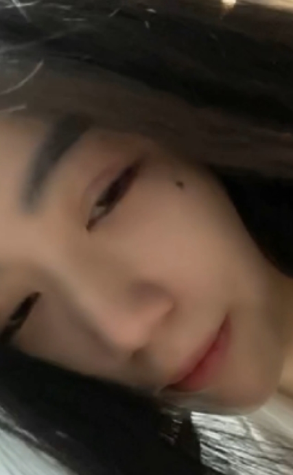 抖音甜美女大学生欣梦然6v4.9g，收藏百度，迷人笑容引人关注