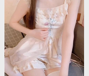 糖心妹子妮酱白丝私定1V503M身材粉嫩