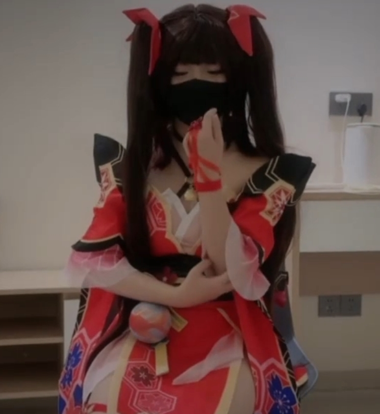 妹子小奈91大神崩坏Cos花火美少女视频，开腿榨汁大物件爆玩美妙凸送，本地解压观看