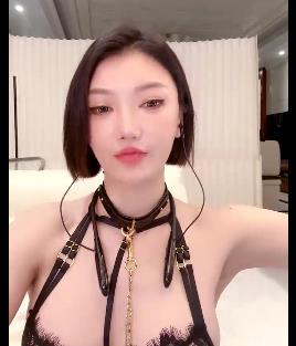 小巫婆福利合集：颜值车灯身材全开，网红道具秀精彩不容错过！