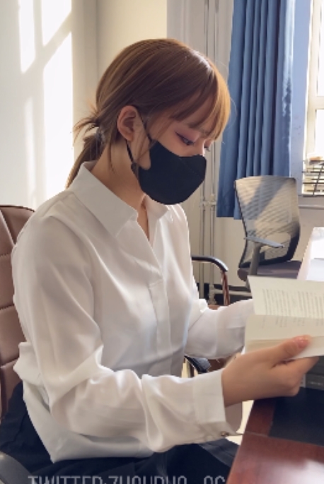 若若老师高级视频：办公室灰色丝袜自购上传，1V+2.3G，易直播足迹