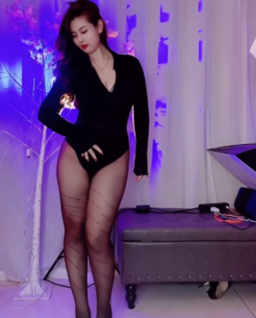 自行打包快手百万网红安妮朵朵最新3000元定制视频6V+366MB百度盘