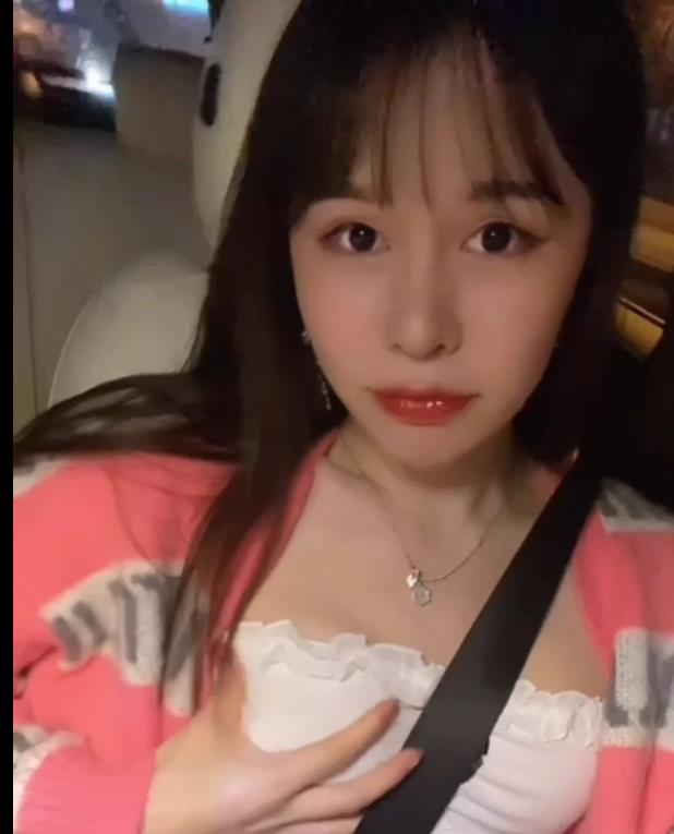 TS张思妮最新自拍视频曝光！G女闺蜜合作，时长15分钟，肤白貌美惹人猜想