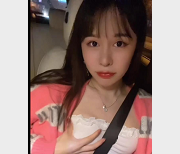 TS张思妮：肤白貌美G女闺蜜1V678M，时长15分，内涵WX号，身材摸小弟，更新下载观看