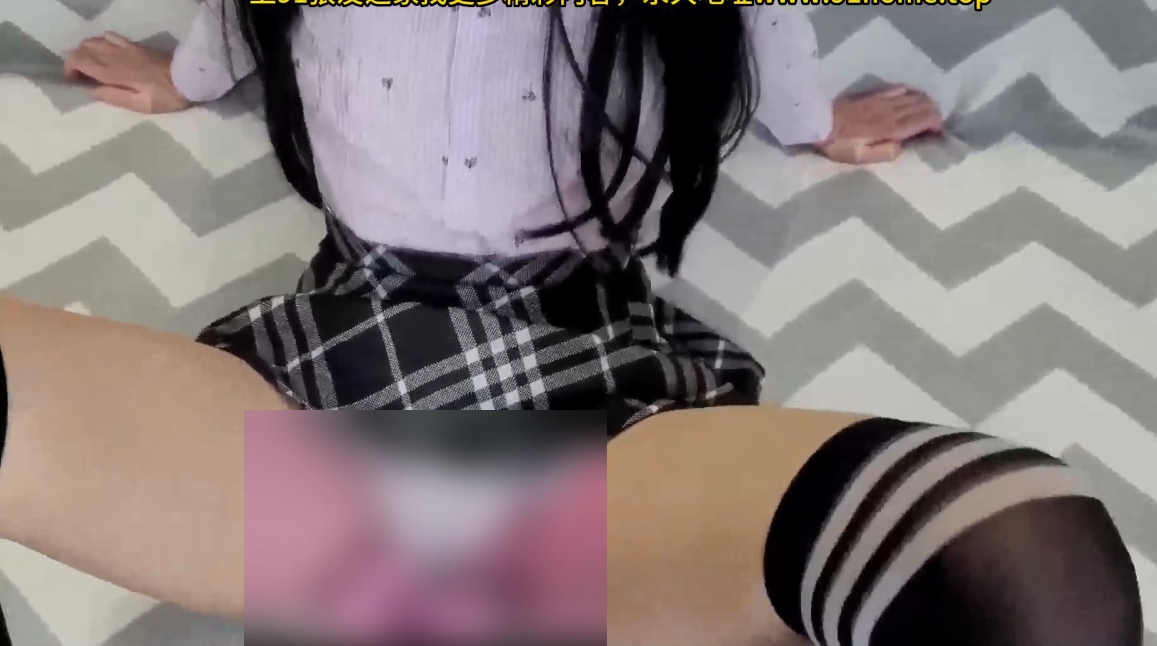 诱人少妇性感短裙内释1V+174MB百度盘