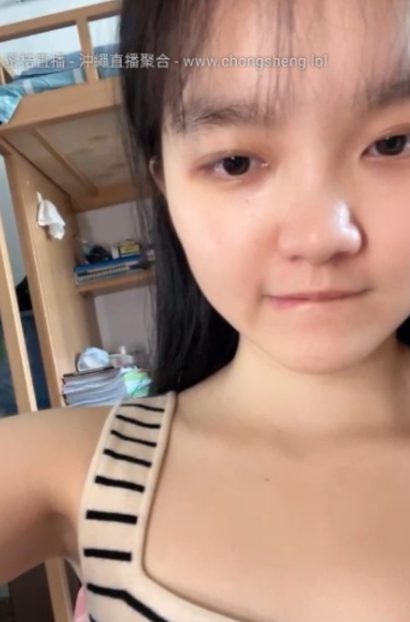 学妹宿舍大胆表演，流血洗澡，百度盘打包分享