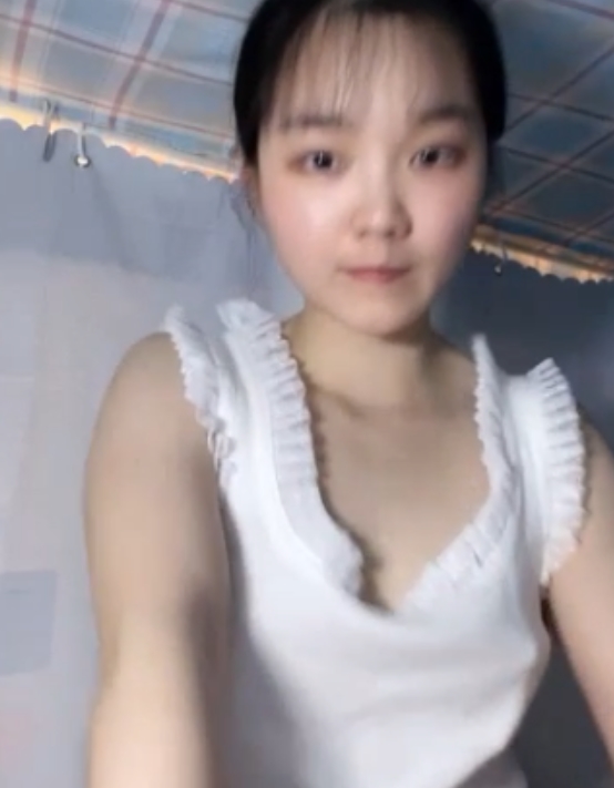 学妹宿舍大胆表演，流血洗澡，百度盘打包分享