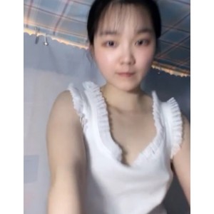 学妹宿舍大胆表演，流血洗澡，百度盘打包分享