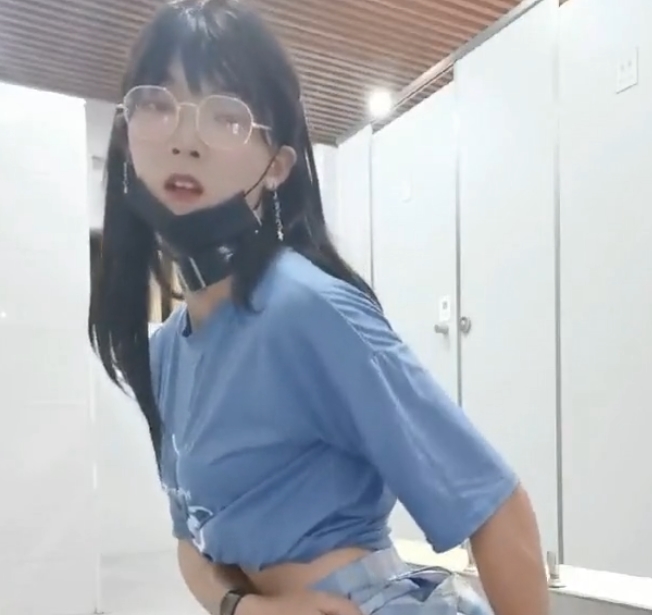 清纯眼镜长腿女生女厕修洞，引发网友热议