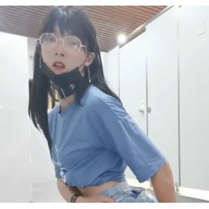 清纯眼镜长腿女生女厕修洞，引发网友热议