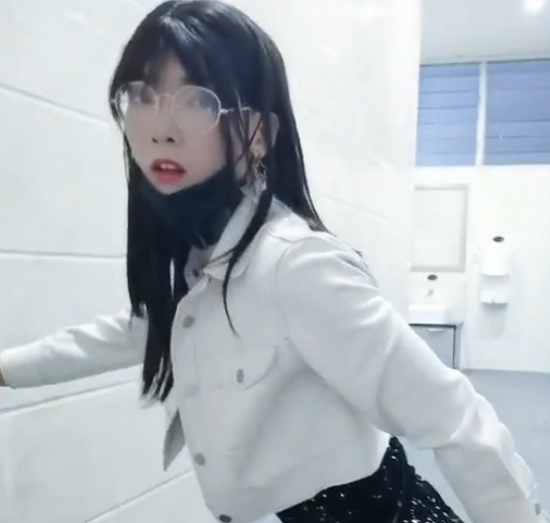 清纯眼镜长腿女生女厕修洞，引发网友热议