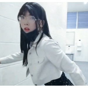 清纯眼镜长腿女生女厕修洞，引发网友热议