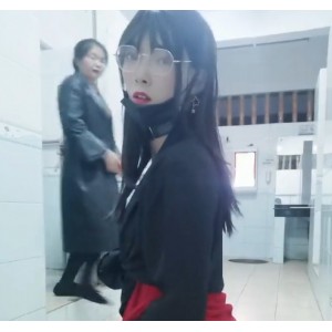 清纯眼镜长腿女生女厕修洞，引发网友热议