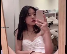 朱晏妮：厌世女学生自拍1V-107M，时长7分，火爆21年，闷骚内涵小姐姐，社保姬必看下载观看