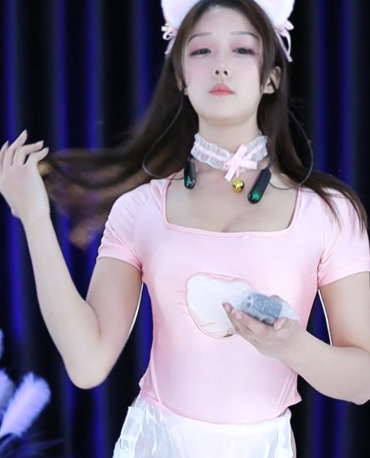 微宁福利视频大放送！3V1.33G群定制，笑容治愈系短腿女神CC火爆网络视频