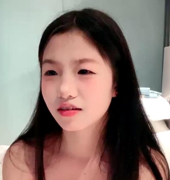 校花自拍大揭秘！学费困扰小姐姐，直播遭坏人堵人闹大2V1.7G