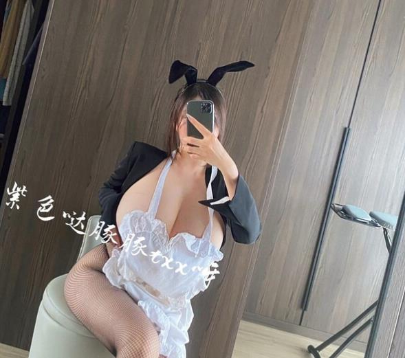 虎牙女神童小芯紫色球器销魂绝美744M合集