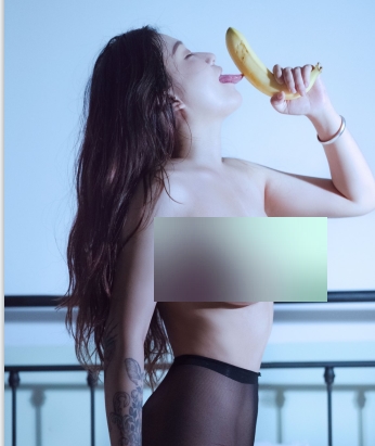 而在私密瞬间中，她或许是一个温柔可爱的女孩。总之，这个合集中的视频和图片资源，定能让人看得心花怒放，乐在其中。赶紧来一探究竟吧！