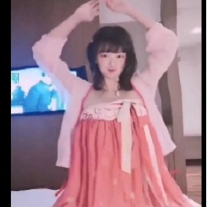 张花花热舞抖音风合集：898M视频多种下载方式，点光剑变身震撼预览