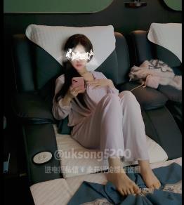 DOM黑宫隐匿女神Song：1V880M自拍视频，时长10分钟，精华完整版，戴口罩脱了眼部打马赛克，身材声音诱人，趴下拿棒棒糖馋死人，手套修下水道中靶心，下载观看！